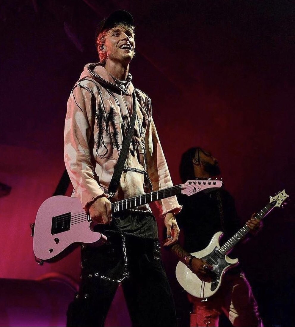 cerena19xx's tweet photo. Happy boy 🥰 #ARIAsMachineGunKelly https://t.co/bqyB0yJjQq