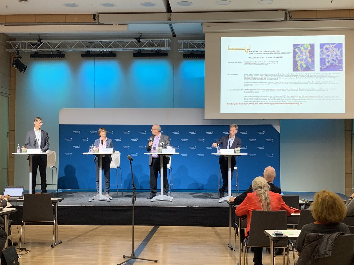 TimBagr's tweet image. Gut besuchtes Forum zu Klimaschutz und Klimaanpassung in Kommunen mit Kai Niebert @DNR_biodiv , Simone Raskob @Essen_Ruhr und Dietmar Horn vom @bmu  #staedtetag21