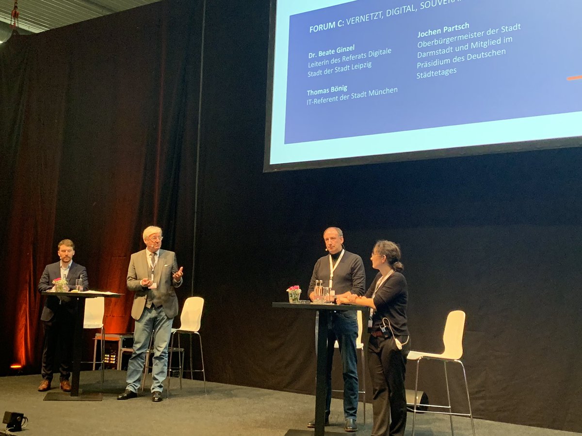 Vernetzt, digital, souverän. Wir reden über die Stadt der Zukunft mit @BeateGinzel OB Jochen Partsch <a href="/DA_Digitalstadt/">Digitalstadt_Darmstadt</a> <a href="/ThomasBoenig/">Thomas Bönig</a> <a href="/MatthiasPunz/">Matthias Punz</a> beim #staedtetag21 <a href="/staedtetag/">Deutscher Städtetag</a>