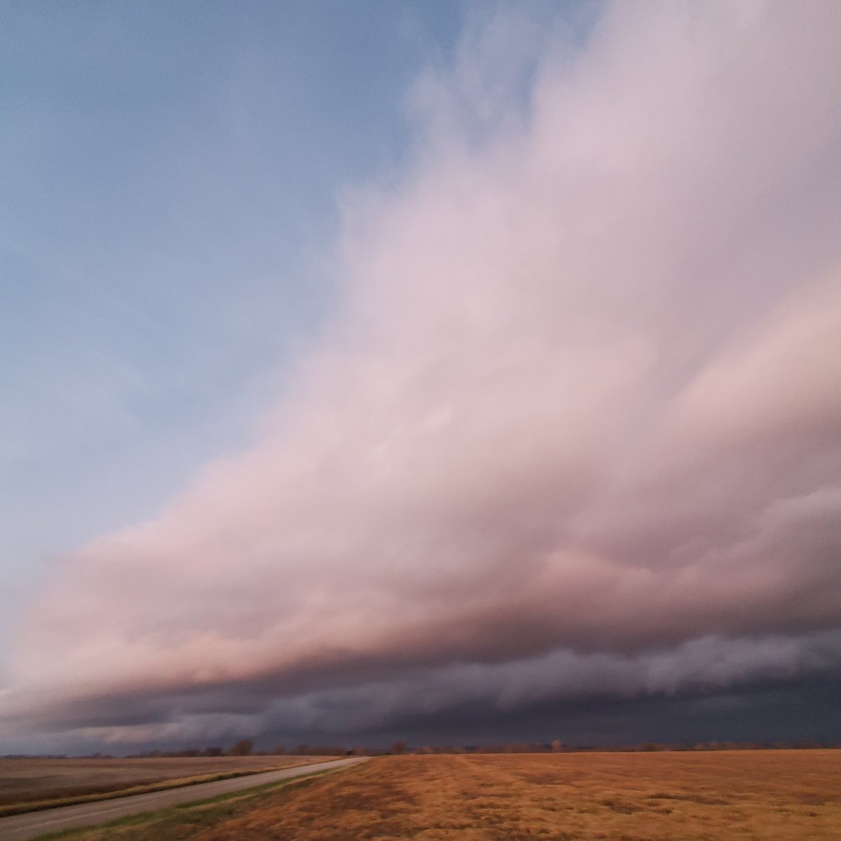 rraymond628's tweet photo. @koamfox14 @KCTV5 @kmbc @weatherchannel  cold front moving in in Southeast Kansas https://t.co/srBB3GLbXn