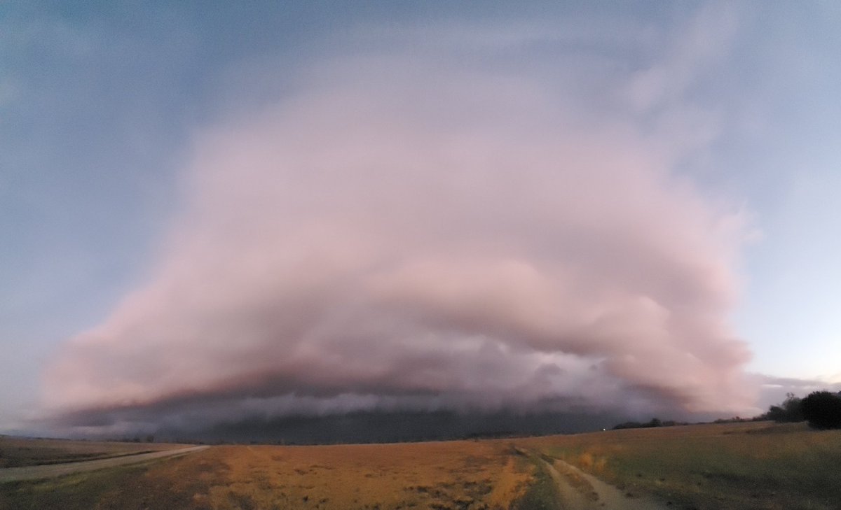 rraymond628's tweet photo. @koamfox14 @KCTV5 @kmbc @weatherchannel  cold front moving in in Southeast Kansas https://t.co/srBB3GLbXn