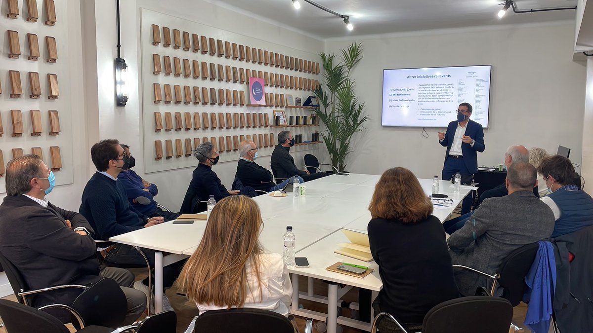 modaccat's tweet photo. Reunits en Junta Directiva per avaluar projectes en marxa i engegar-ne de nous per encarar els reptes que té el sector de la moda i el tèxtil. Amb moltes ganes! 💪
#Modacc #Clústers #Moda https://t.co/p7MD69tXJa