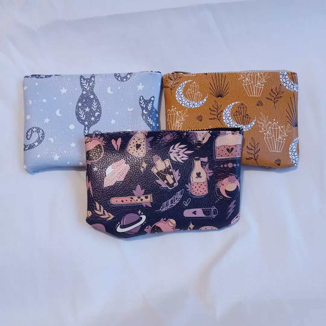 CraftyWitchJess's tweet photo. I'm happy to keep all six purses myself 😍 however I would love to see them go to new people!
Perfect little gifts these faux leather coin purses are available on my Etsy Shop https://t.co/OGzpkizVhC ❤️
#coinpurses #fauxleather #potions #crystals #cats #CraftBizParty #SmallBiz https://t.co/CD91PzqMAF
