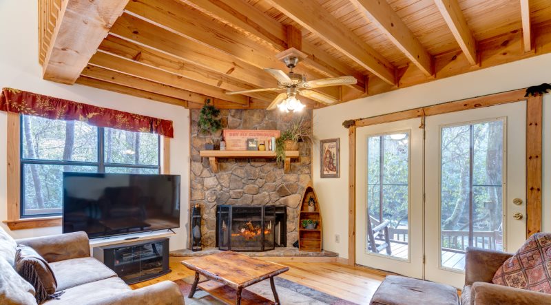 GA_MTN_CABINS's tweet photo. It's a holiday miracle -- Talking Waters has dates open for Christmas! This pet friendly paradise on the river is perfect for anglers or anyone who wants a relaxing mountain retreat.
More pics &amp; booking calendar here: https://t.co/5manz2rkmw
#riverfront #cabinrental #blueridgega https://t.co/QPjHYnIpr1