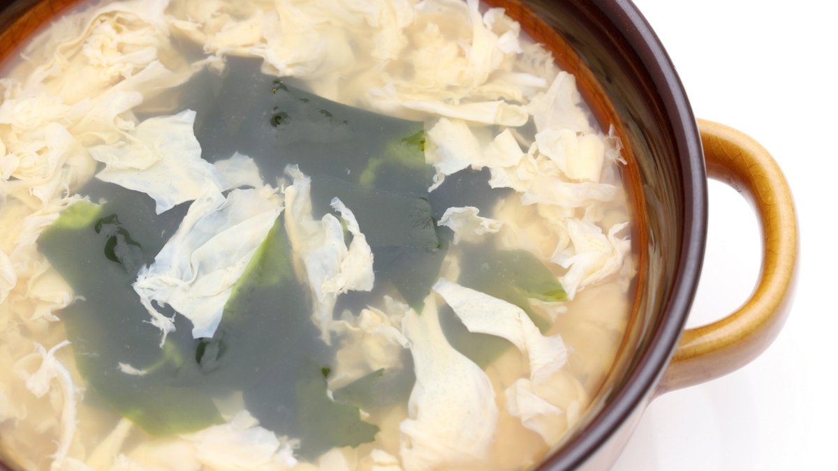 comerbeber's tweet photo. Kakitama jini es una sopa japonesa de huevo hilado, hecha con dashi, el caldo básico de la cocina japonesa, aromatizada con salsa de soja y jengibre. Es una opción ligera y nutritiva.
Receta https://t.co/E0ZsAn8tUi
#soopas #cocinajaponesa #recetasComerBeber #algas #comidaligera https://t.co/ga0VGIKegv