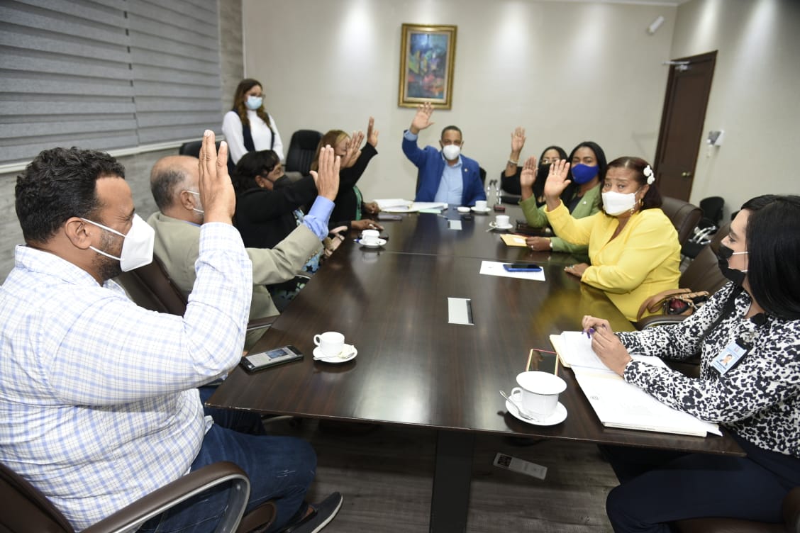 asonadediRD's tweet photo. Comisión Permanente de Educación de @DiputadosRD, conoce y acoge el #informefavorable con sus modificaciones de #Ofitrel que establece el #28deSeptiembre como #DiaNacionaldelDirector de Centro Educativo en #RD, es convertido en proyecto de ley, iniciativa de @pEduardoHidalgo. https://t.co/0opwDqGC7O
