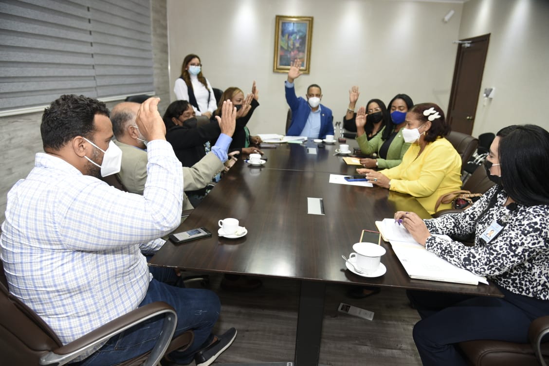 asonadediRD's tweet photo. Comisión Permanente de Educación de @DiputadosRD, conoce y acoge el #informefavorable con sus modificaciones de #Ofitrel que establece el #28deSeptiembre como #DiaNacionaldelDirector de Centro Educativo en #RD, es convertido en proyecto de ley, iniciativa de @pEduardoHidalgo. https://t.co/0opwDqGC7O