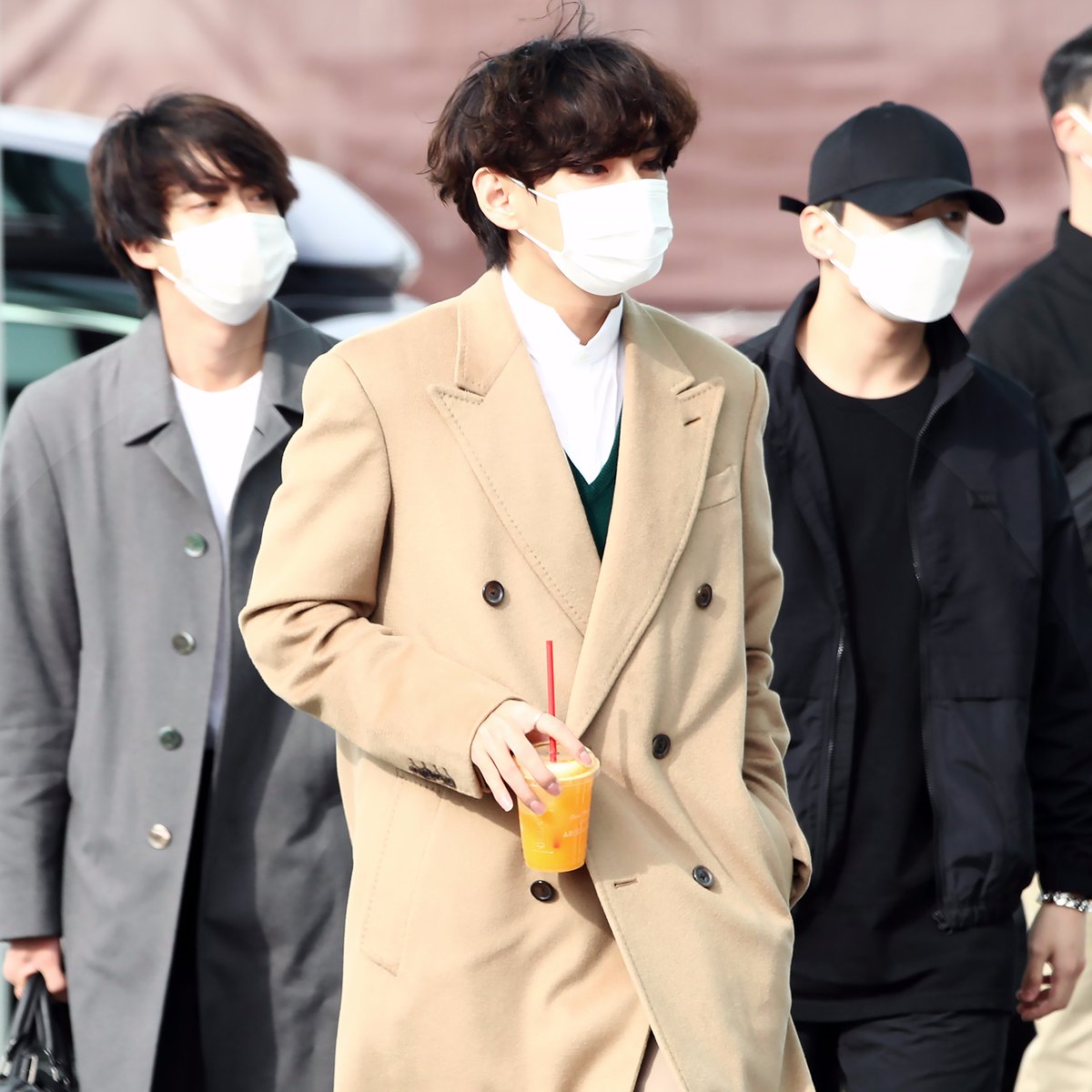 kvibe_yonhap's tweet photo. #BTS_V leaving for US. All the other members were carrying #LouisVuitton products sponsored by them or wrapped them around their shoulders, but only V is holding a juice cup instead of Louis Vuitton.
#BTSCONCERT #BTSLouisVuitton.

https://t.co/hgfnhPpHyi https://t.co/bOwsAiBhes