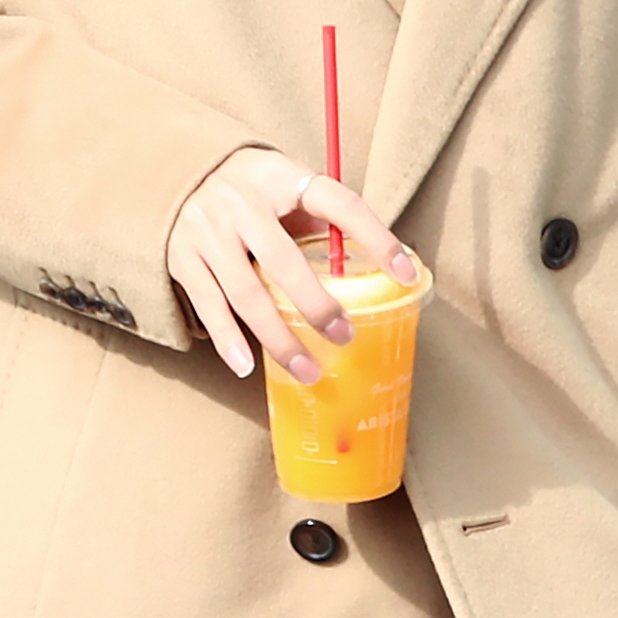 kvibe_yonhap's tweet photo. #BTS_V leaving for US. All the other members were carrying #LouisVuitton products sponsored by them or wrapped them around their shoulders, but only V is holding a juice cup instead of Louis Vuitton.
#BTSCONCERT #BTSLouisVuitton.

https://t.co/hgfnhPpHyi https://t.co/bOwsAiBhes