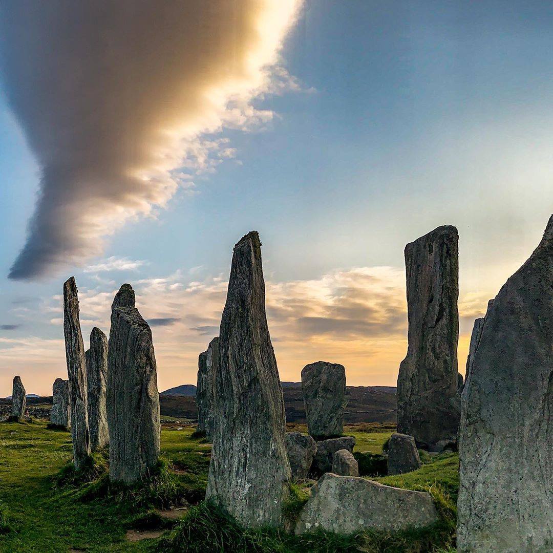 VisitBritain_JP's tweet photo. ルイス島にあるカラニッシュの立石郡は、実に3000～5000年程前のものであると言われています。特に日の入りのタイミングにこれらの石と石の間に立つと、神秘的な気分になるはずです。⁠
⁠
@sarah0photo https://t.co/jU0F0o8s6w