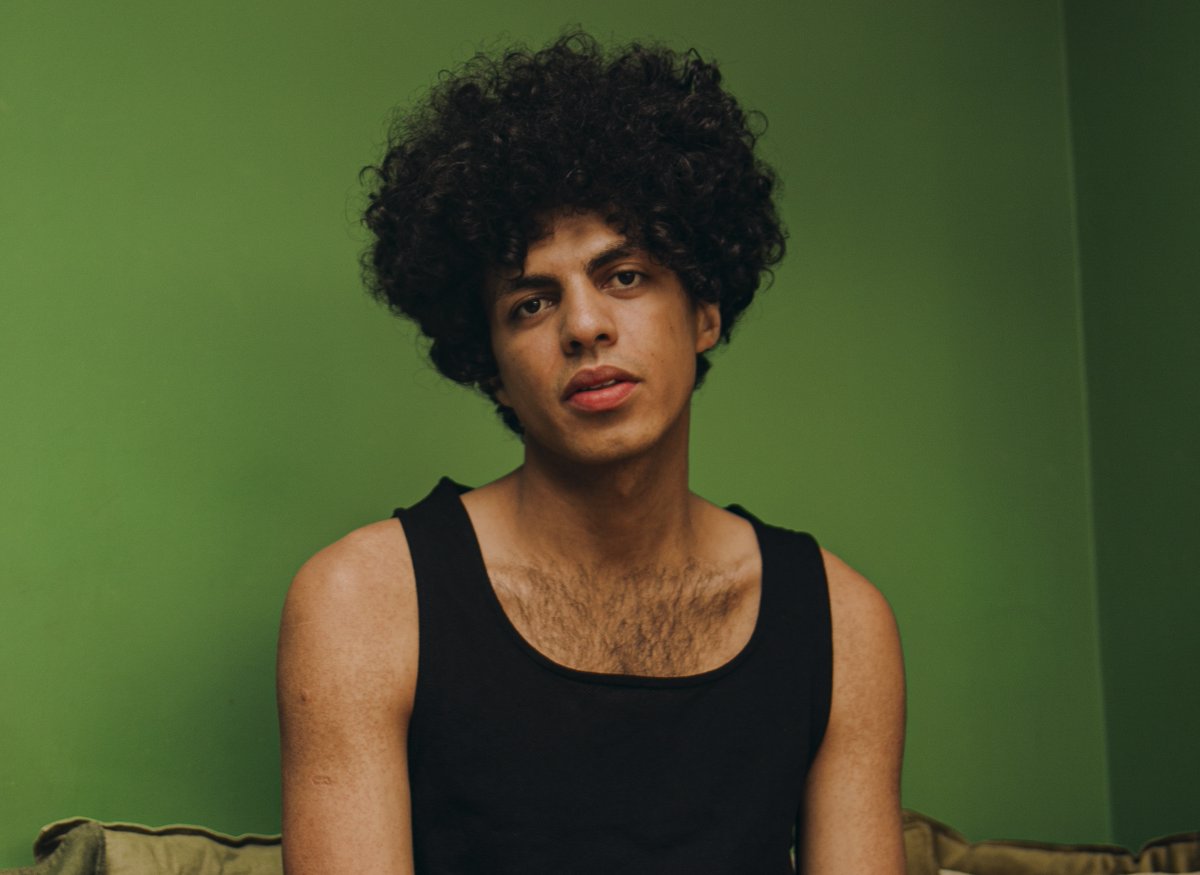 papelpop's tweet image. Ir pra Europa é mesmo a saída? @LeoMiddea desmonta final feliz do estrangeiro em "Hello Goodbye", novo clipe papelpop.com/2021/11/leo-mi…