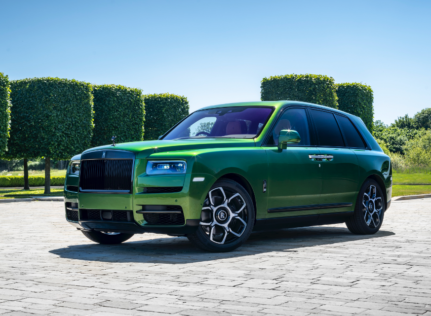 rollsroycecars's tweet photo. The legendary square trees, in the central Courtyard at the Home of #RollsRoyce, form the perfect backdrop for this #Bespoke #BlackBadge #Cullinan, finished in Verde Ermes.

#BespokeIsRollsRoyce https://t.co/kD0JlMENCp