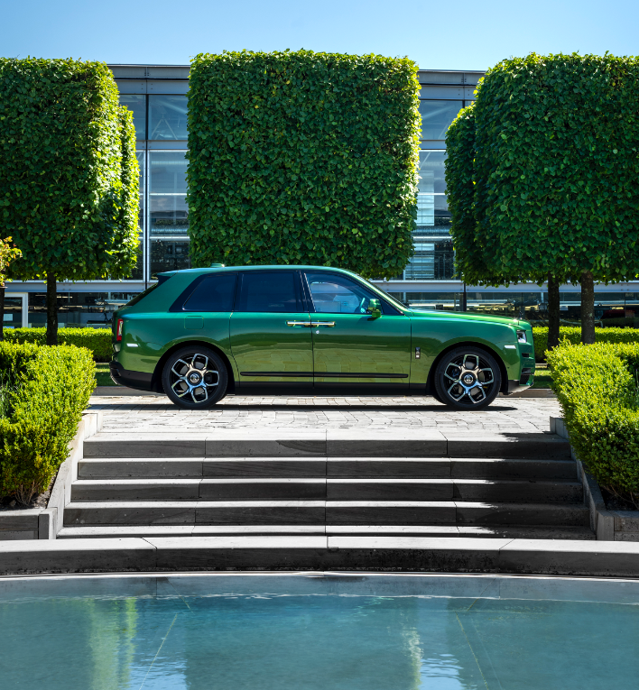 rollsroycecars's tweet photo. The legendary square trees, in the central Courtyard at the Home of #RollsRoyce, form the perfect backdrop for this #Bespoke #BlackBadge #Cullinan, finished in Verde Ermes.

#BespokeIsRollsRoyce https://t.co/kD0JlMENCp