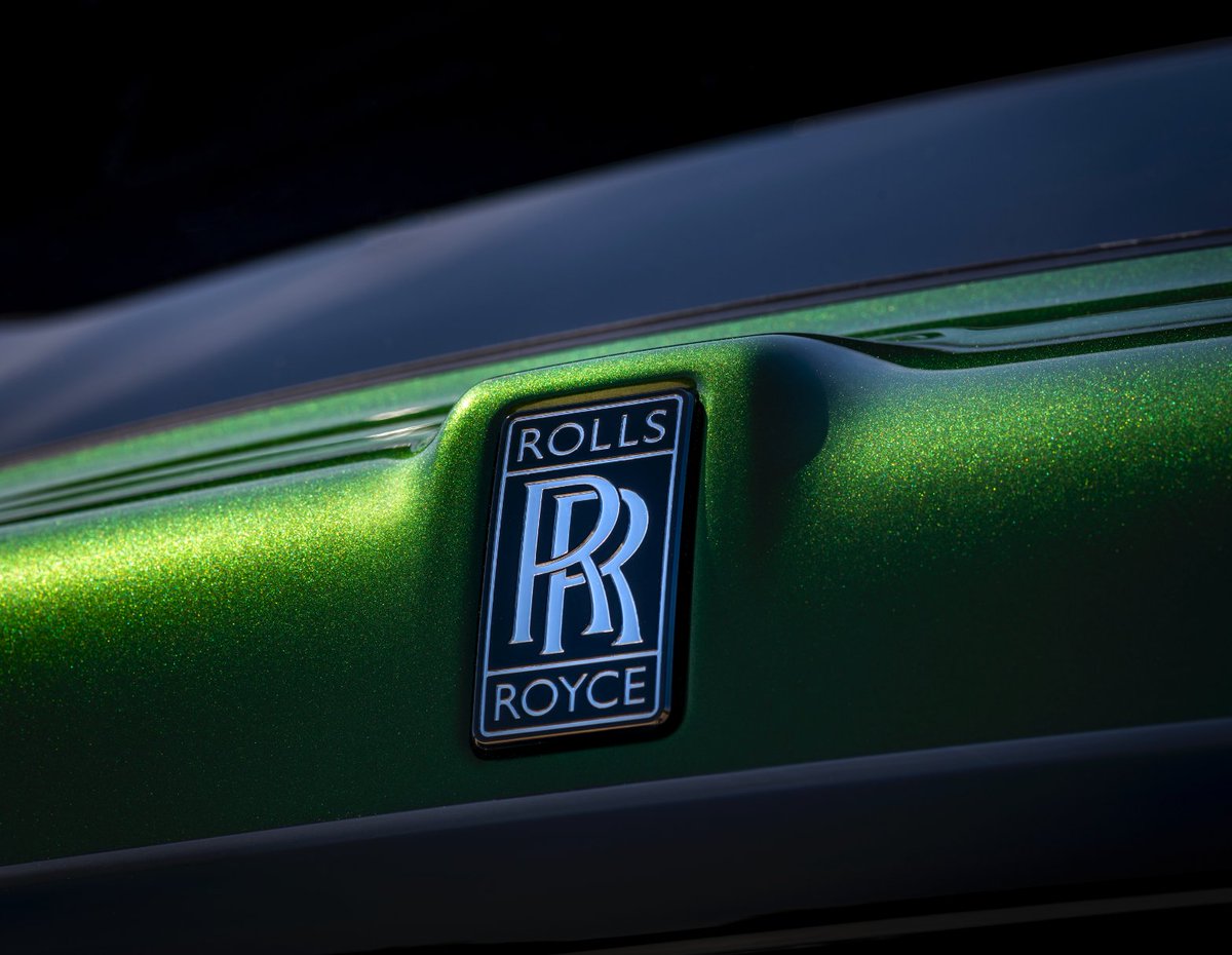 The legendary square trees, in the central Courtyard at the Home of #RollsRoyce, form the perfect backdrop for this #Bespoke #BlackBadge #Cullinan, finished in Verde Ermes.

#BespokeIsRollsRoyce