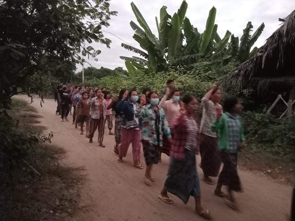 katycho22222's tweet photo. Anti-Coup Protestors at #Yaykyipin village, #Yinmarpin Tsp,
marching in unison protest against Military dictatorship this evening.💪🏽✊🏽🙏🏽
LEGALIZATION OF NUG
#OurGovernmentNUG
#Nov17Coup
#WhatsHappeningInMyanmar https://t.co/6uapOqLPDM
