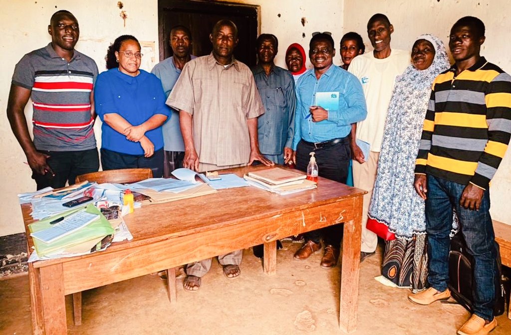 FCSTZ's tweet photo. Meneja Programu wa @FCSTZ @FrancisUhadi akiwa na Viongozi wa serikali za mitaa na Wajumbe wa kamati ya uwajibikaji jamii (SAM) wanaoshirikiana na Shirika la FAHODE kwenye mradi wa ufuatiliaji wa rasilimali katika sekta ya Maji  Wilaya ya Bukoba Vijijini #ZiaraElekezi2021 https://t.co/2KxNZSv59j