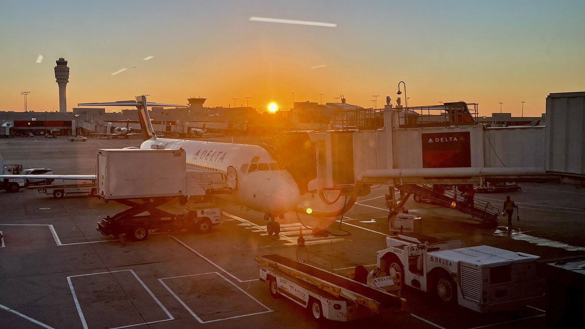 Brian_R_Maloney's tweet photo. #getawaytime #golftrip #ievenlikesunrisesatairports #Delta https://t.co/Y29WC9EOBr