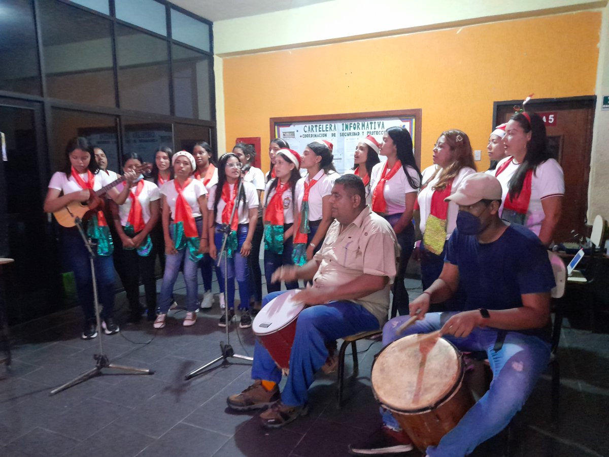 deltaunefa's tweet photo. Llegó la #navidad a la #Unefa con un parrandón interinstitucional y la exposición de un nacimiento vitral https://t.co/oVsOhNwzLO