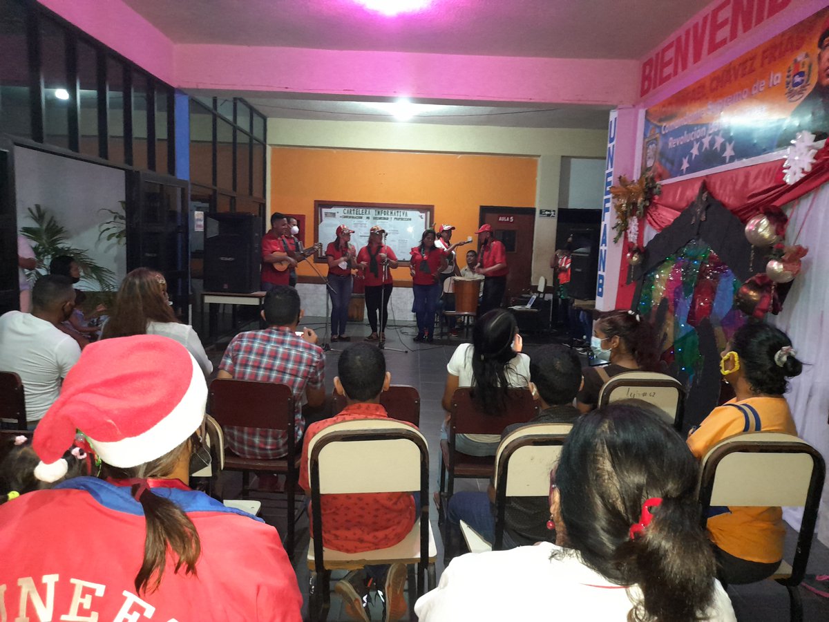 deltaunefa's tweet photo. Llegó la #navidad a la #Unefa con un parrandón interinstitucional y la exposición de un nacimiento vitral https://t.co/oVsOhNwzLO