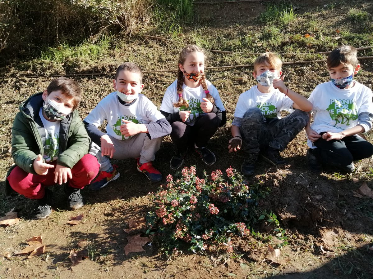 PlanetSpain's tweet photo. Gracias @G_SYLVESTRIS #Rowsebeauty #primerimpacto #greenfoodiberica @edflamboyant #4everything  #granoleta @LIFETerraEurope por luchar contra la #CrisisClimática a través de esta academia junto a los alumnos del @epaucasals en #Viladecans

🌳 #plantfortheplanet 🌳 https://t.co/S7UOcby8ib