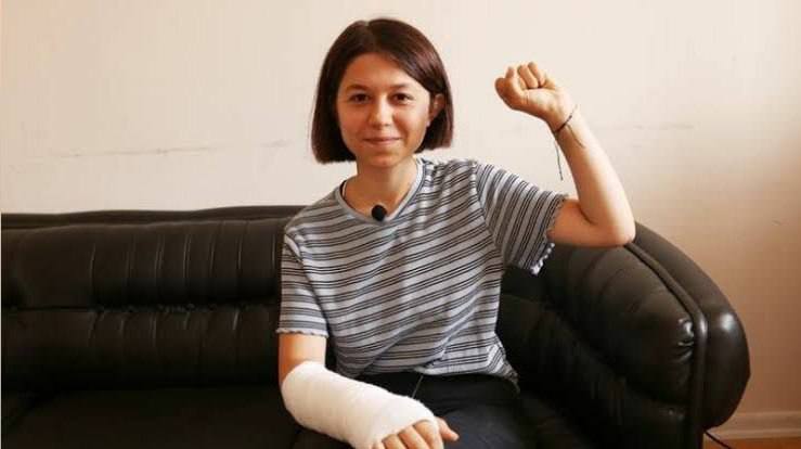 MYK üyemiz Berfin Polat sosyal medya paylaşımları gerekçe gösterilerek tutuklandı.

Tutuklamalar sosyalist gençliği yıldıramayacak!

Her yerde Berfin'in sesi olmaya ve mücadelesini sahiplenmeye çağırıyoruz!
#BerfinPolataÖzgürlük