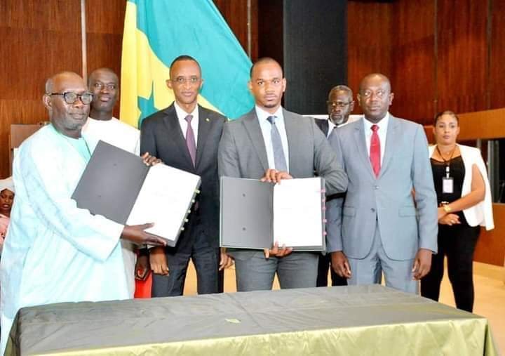 medzaproduction's tweet photo. Amadou Kane a signé une convention avec @MULHPSenegal pour 100 millions pour le mouvement #Navetane championnat de la propreté tout est politique 
Pourquoi les véritables acteurs ne sont pas impliqués @TeamNiintche @RimkNdoye
@Senegalpropre1 #Crac du #TeamMedza https://t.co/CJpmh5yEfO