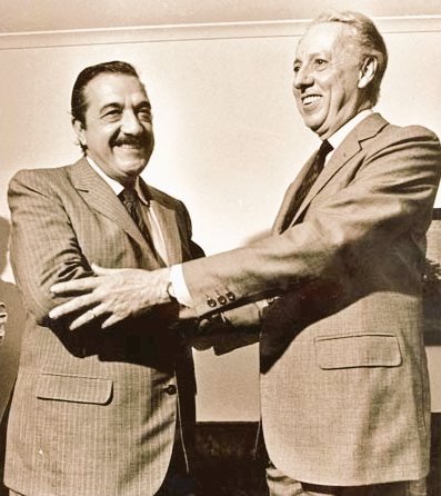 sebakatz's tweet photo. Lunes 31 de octubre de 1983. 
Perdió por casi dos millones de votos y fue a saludar y felicitar a Raúl Alfonsín, el que ganó.
Estos payasos pierden por dos millones de votos y hacen un acto para decir que ganaron. https://t.co/DMCGf91RGL