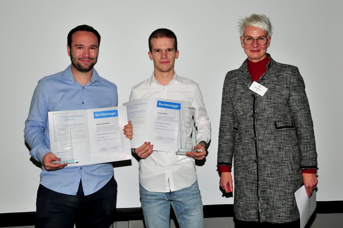 Die beiden frisch gekürten Bundessieger des Praktischen Leistungswettbewerbs (#PLW): v. li: Marco Berklmeir (Autokaufleute) und Jonas Müller (Kfz-Mechatroniker) neben ZDK-Geschäftsführerin Birgit Behrens. Bild: Schmidt/autoFACHMANN
Zur Pressemeldung -> kfzgewerbe.de/die-besten-bei…