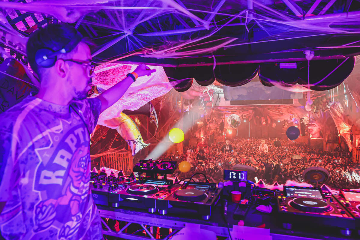 zapbangmagazine's tweet photo. "Huge statuesque puppets would be released for a stroll around the crowd: there was a Dracula, a zombie, and a Psycho-inspired naked Janet Leigh with a shower curtain covered in blood."

Read @AnnASMc's take on @elrow_'s Horroween at @thedrumshedsldn: https://t.co/5xPdxsL1Dq https://t.co/sHHAl9QWRK