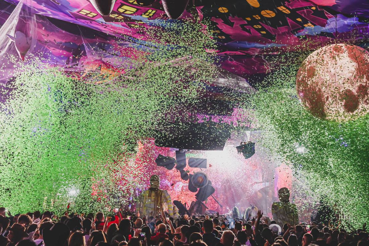 zapbangmagazine's tweet photo. "Huge statuesque puppets would be released for a stroll around the crowd: there was a Dracula, a zombie, and a Psycho-inspired naked Janet Leigh with a shower curtain covered in blood."

Read @AnnASMc's take on @elrow_'s Horroween at @thedrumshedsldn: https://t.co/5xPdxsL1Dq https://t.co/sHHAl9QWRK