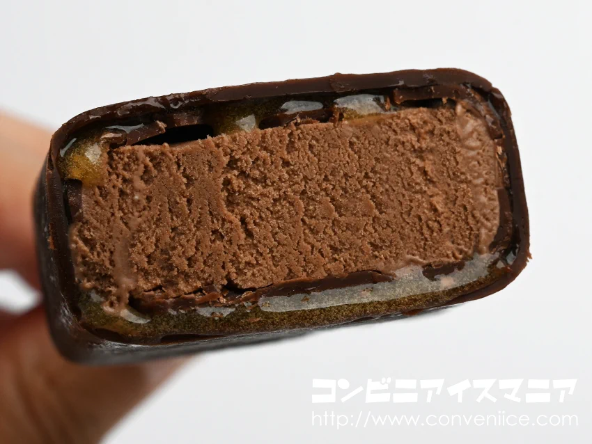 かじった瞬間、甘酸っぱいアプリコットソースが溢れ出す！ハーゲンダッツバーから「ザッハトルテ」が新登場！