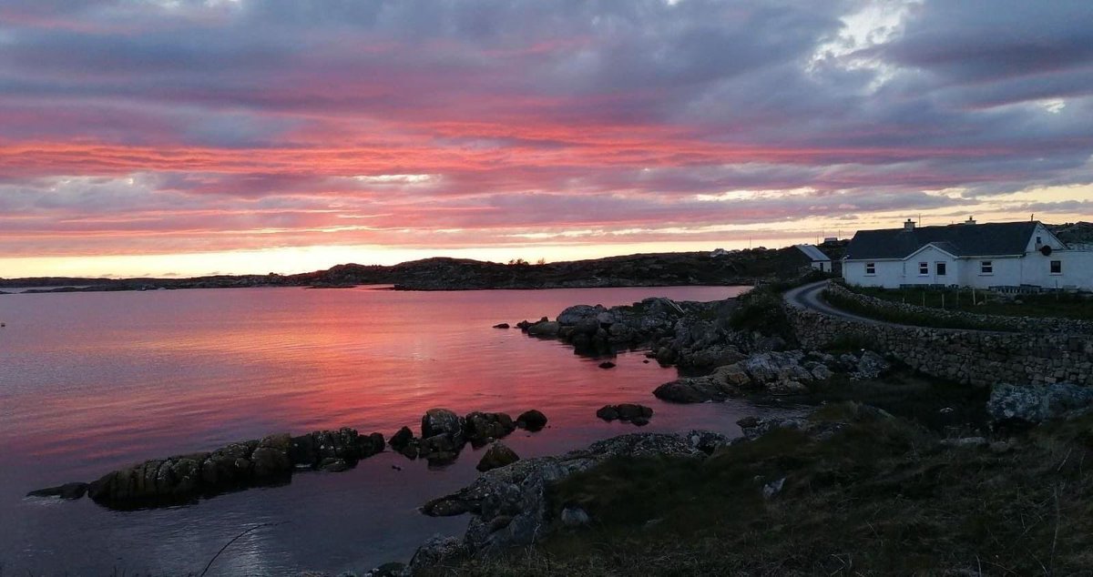Kath_NicD's tweet photo. Coinnigh súil amach do mo phictiúr den ghrian ag dul faoi sa Muileann i Leitir Mealláin, ar chlúdach fhéilire Chomhar Creidmheasa Cholmcille Teo na bliana seo @ThisIsGalway @galwaytourism @visit_galway #wildatlanticway #sunset #galway #connemara ☀️ 🌅 https://t.co/VZBRpSt48s