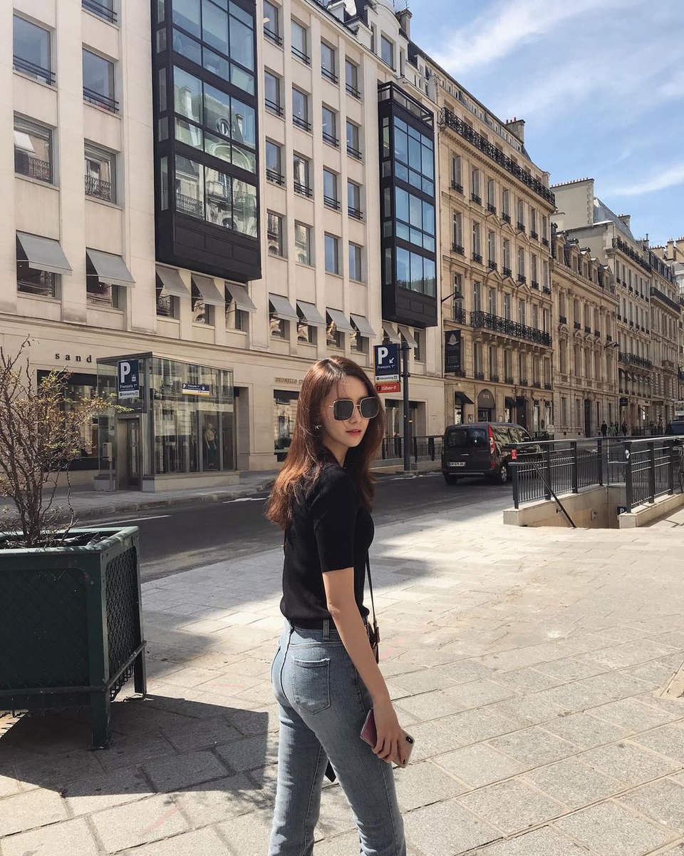 [INSTAGRAM] yoona__lim

instagram.com/p/CWYOZJPBlcr/…

Throwback to BC (Before Covid) pictures. YoonA is also cheering for students who are taking entrance exam tomorrow 💪🏼

#YoonA #임윤아 #윤아