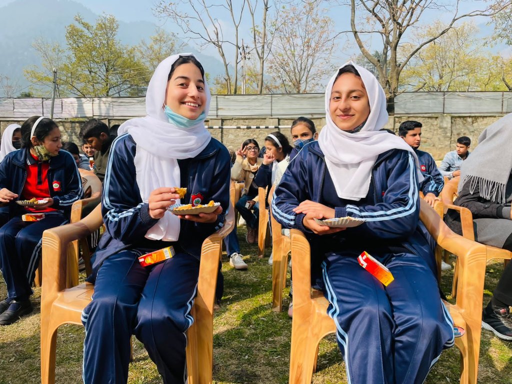 Meherabid89's tweet photo. A world without Boundries (@Prsj16) Tweeted:
Daughters of #Kashmir, Daughters of #India they are, Striving and Thriving for attaining greater heights 
#betibachaobetipadhao 
#narishakti 
@BsFogat 
@2020_aks 
@realpcube https://t.co/gz8MDGSNXO https://t.co/qMZPp6V8qC