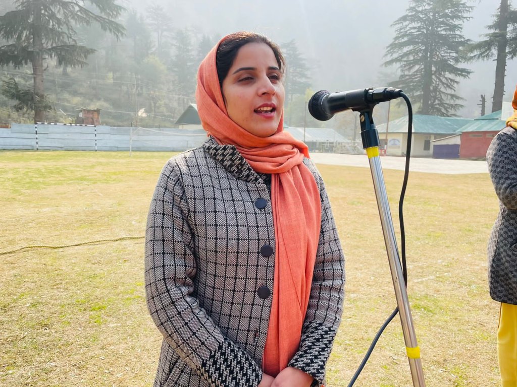 Meherabid89's tweet photo. A world without Boundries (@Prsj16) Tweeted:
Daughters of #Kashmir, Daughters of #India they are, Striving and Thriving for attaining greater heights 
#betibachaobetipadhao 
#narishakti 
@BsFogat 
@2020_aks 
@realpcube https://t.co/gz8MDGSNXO https://t.co/qMZPp6V8qC