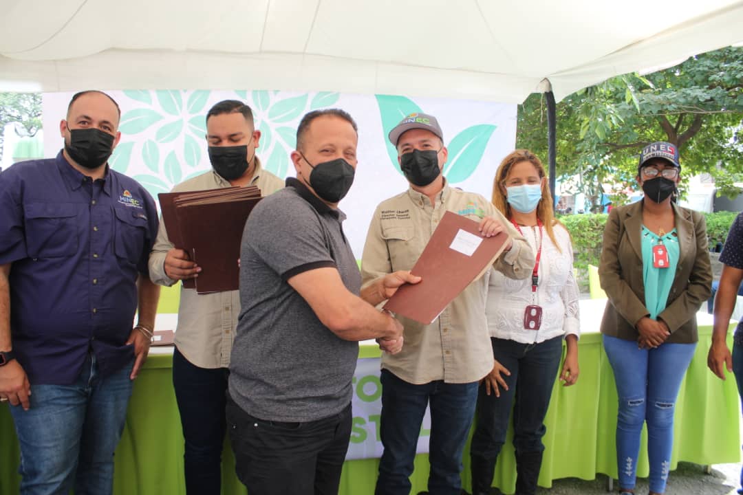 waltherchacon's tweet photo. #MotorForestalActivo | Estamos felices de haber entregado más de 30 adecuaciones a #IndustriasForestales en el Edo. #Aragua. Reafirmamos nuestro compromiso de seguir apoyando a los productores del #MotorForestal en todo el país. #SistemaElectoralEsGarantía #17Nov https://t.co/IZDQzBebS0