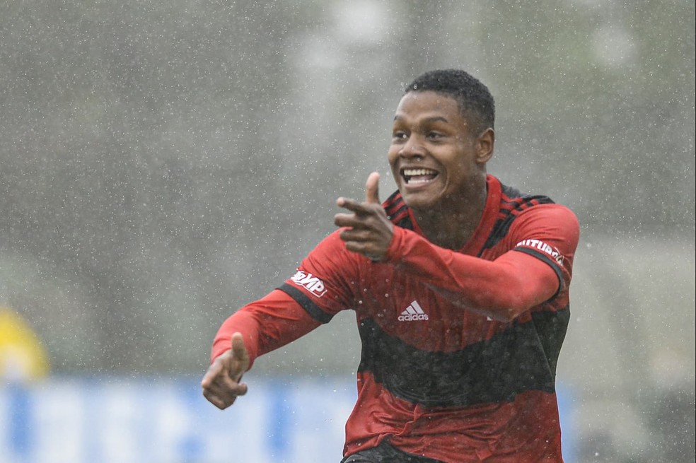 venecasagrande's tweet photo. Dono da maior multa rescisória do Flamengo ( 100 milhões de euros) e destaque dos times Sub-17 e Sub-20, Matheus França foi relacionado pela primeira vez para o profissional. Ele estará no banco contra o Corinthians, nesta quarta-feira. https://t.co/a7lPOvcN5y