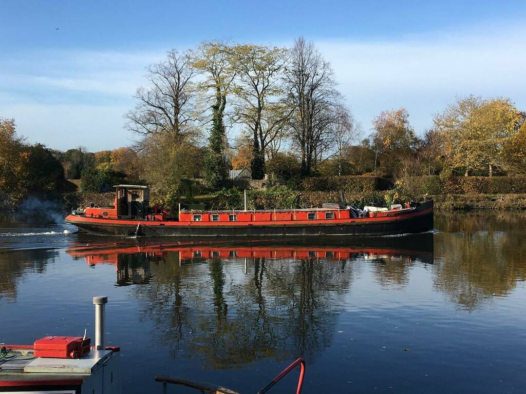 QueensPromenade's tweet photo. The Thames looking its finest this morning. #theriverthames #autumntrees #riverside @thegoodlifesurbiton @goodlifepaddleco #dutchbarge #likeamirror #reflections @kingstontownsurrey @kingstonenvironmentcentre https://t.co/KN1AKIesSq https://t.co/Nq5YclDpyJ