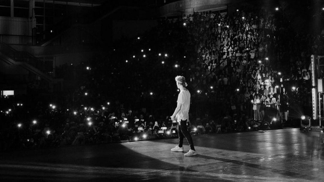 joshbarchive's tweet photo. happy two years of "dreams come true tour"! https://t.co/bLarmcrNUI