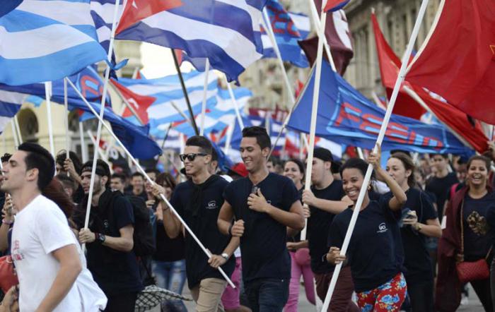 AylinAlvarezG's tweet photo. DÍA INTERNACIONAL DEL ESTUDIANTE suerte de vivir en #Cuba donde cada niño, adolescente y joven, tiene su aula, su educación gratuita, su derecho a forjar una profesión y a crecer alejados de la violencia y el odio. FELICIDADES #CubaVive @DiazCanelB @DrRobertoMOjeda @UJCdeCuba https://t.co/PwBm5G5PnR