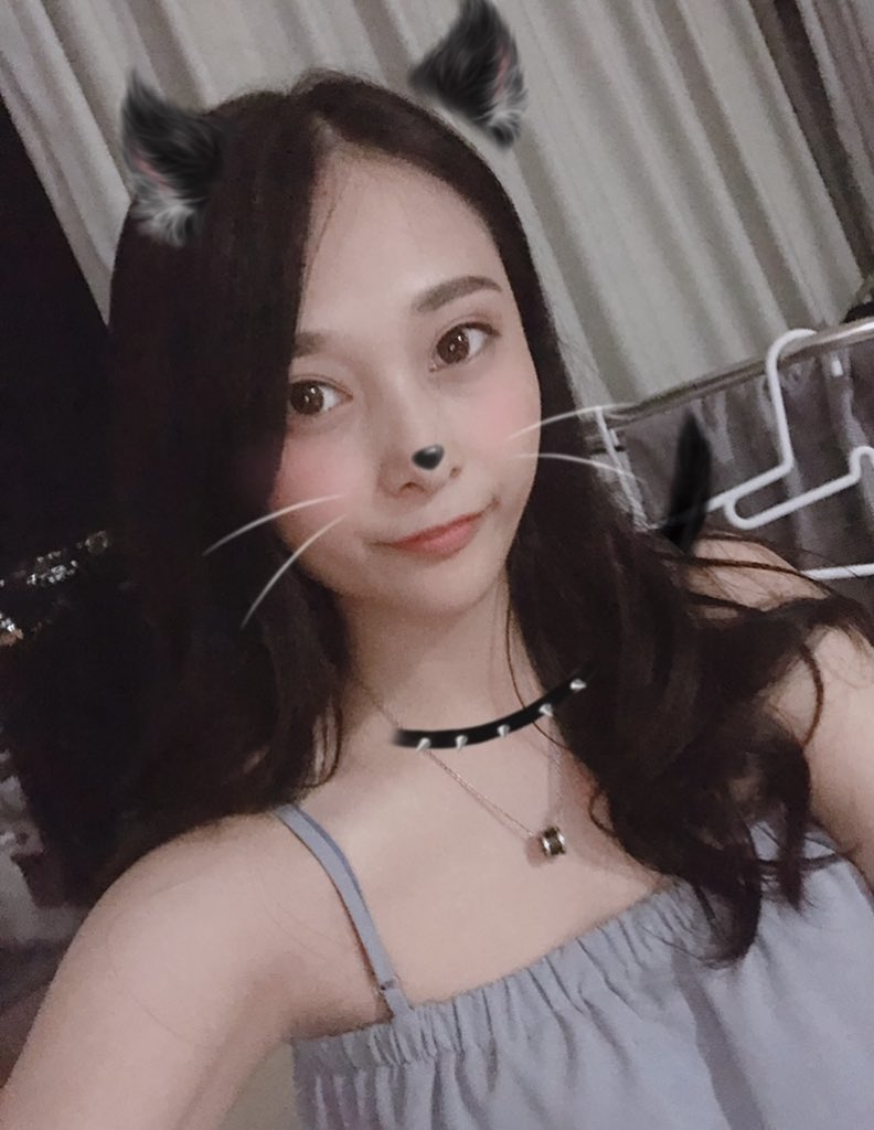 【来自一个已上岸的实习生独白】
许多朋友留言想看的，欠了许久的主题今天来写啦。主要是不知道从哪写起，写多了怕废话写少了怕没用。先自我介绍叭，英国某学校金融专业毕业，入行三年多，目前是某所的BA人士，按照惯例，先来张实习时期照片镇楼～内容围绕过去做什么、如何投资、如何避免踩坑。