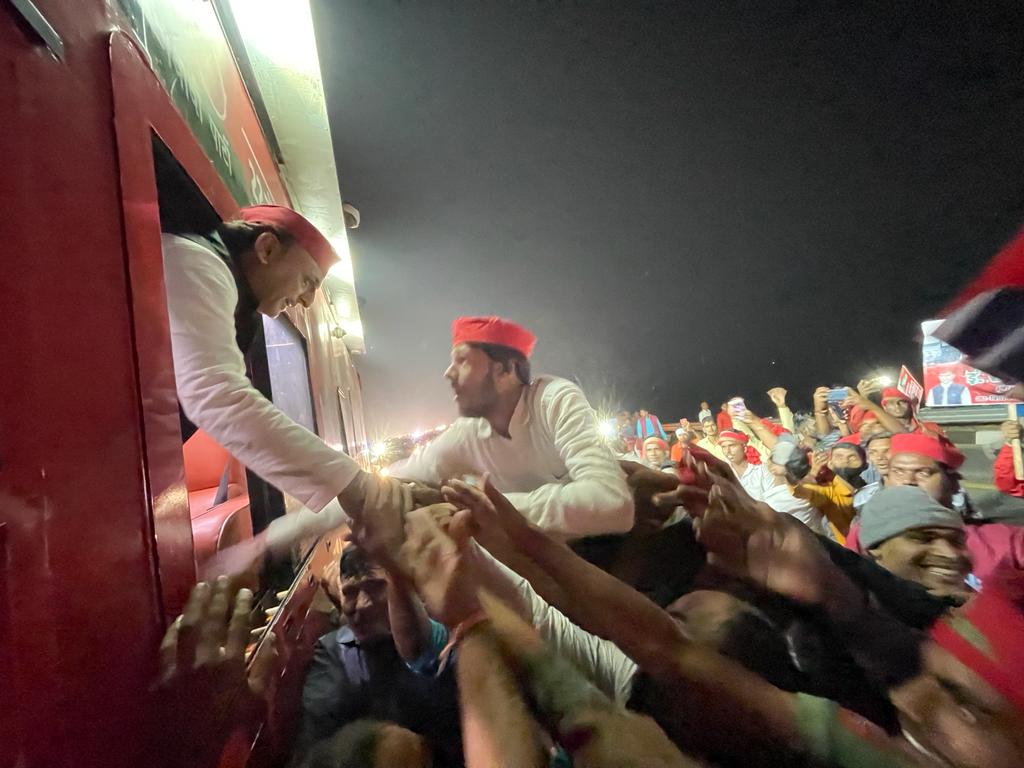 samajwadiparty's tweet photo. "आजमगढ़ का संदेश, आ रहे हैं अखिलेश" https://t.co/kekcf8MPm0