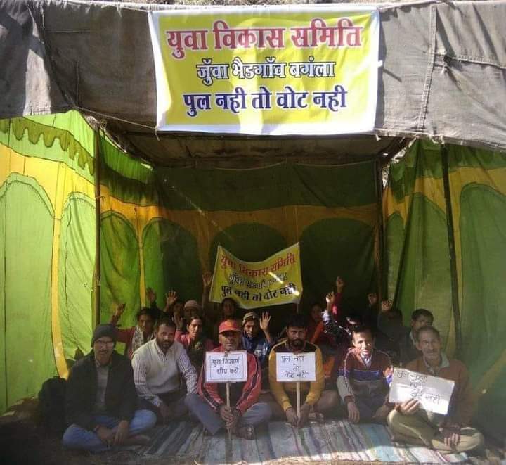 nvnbisht's tweet photo. Gram Juwa pauri garhwal k gram vasi dharna par bethe h Jab tak bridge tab tak vote nhi. #NoBridgeNoVote @pushkardhami @RituKhanduriBJP @bjputtarakhand @BJP4India https://t.co/TIo40SU3Xw