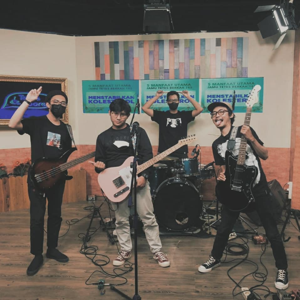 tmpntheband's tweet image. Akhirnya kita main live😡
Yang mau nonton silahkan liat di youtubenya teras sore elshinta tv, makasih😡