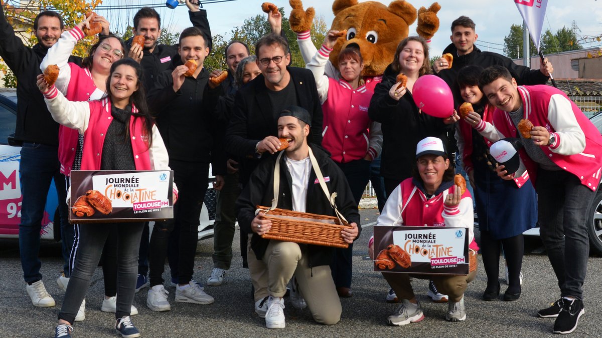 Demain, c'est la Journée Mondiale de la Chocolatine organisée par Toulouse FM 🎉 avec le soutien de <a href="/MichelSarran1/">Michel Sarran</a> 😍 La ChocolaTeam Toulouse FM envahira la ville rose pour une distribution géante de chocolatines ➡ cutt.ly/WTmn3gN #ChocolaTeam #TeamChocolatine