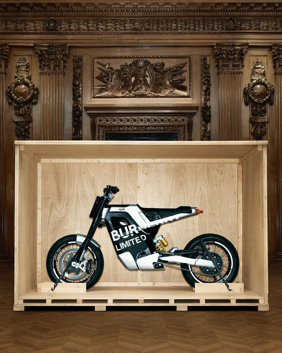 viewsfrance's tweet photo. Burberry commercialise sa première moto en édition limitée 🏍

Réalisé en collaboration avec le constructeur français DAB Motors, ce deux roues électrique est vendu 29 900€. https://t.co/se0f88pCqZ
