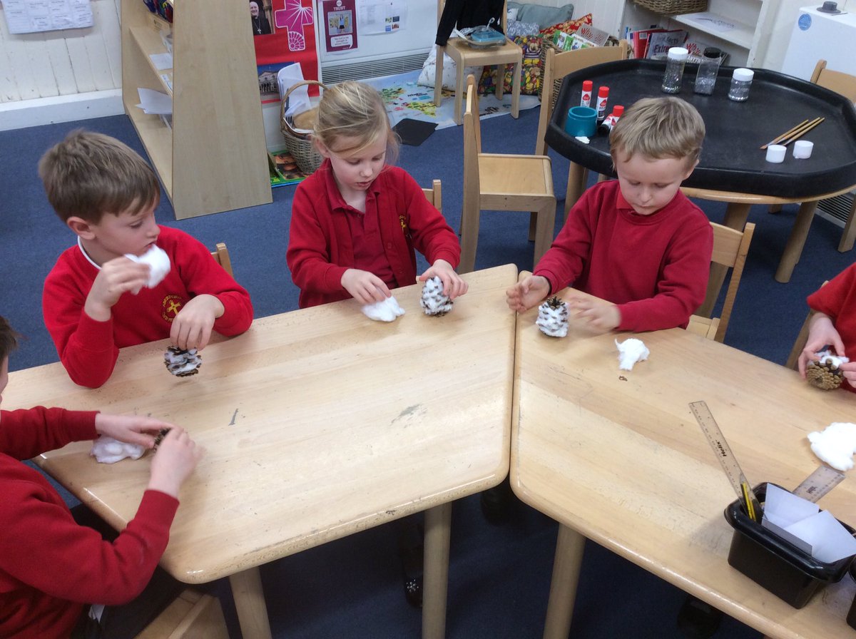 AberfordPrimary's tweet photo. Class 1 and 2 are enjoying making Christmas decorations for @LothertonHall 🎄🦉#christmas #owls #lothertonhall https://t.co/h9NJg56I00