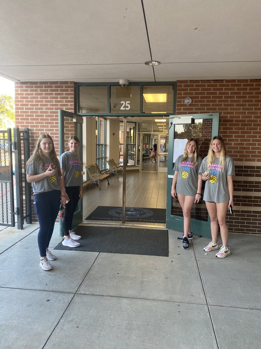 Up early to welcome future mustangs into Bales and Westwood! Great way to start the day! 💙🏐🐴