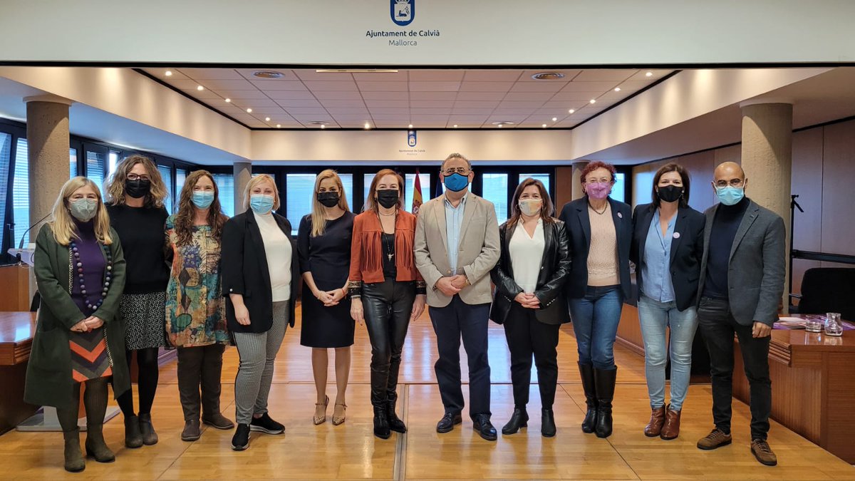 _Calvia's tweet photo. 🟣Presentam l'Estudi i Protocol de detecció de violència de gènere en la dona major de 65 anys a #Calvià, que ha comptat amb el suport de l'@IB_Dona 

El Protocol elaborat per @COrteSocias @LydiaSanchezP  permetrà detectar els factors de risc i actuar.

ℹ️ https://t.co/aEot4SRojH https://t.co/OBlcGsJK6U