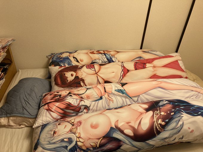 嫁吸いしたい。。
抱き枕禁断症状がつらい。
アレは精神的苦痛も和らげる大事な薬なんだ。

小悪魔s並べたいし、
おぜう様にひどい事したいし、
カーマちゃんに愛されたいし、
師匠に捕食されたいし、
ふたなり青肌姉妹に挟まれたいし、
エルフの森焼きたい。

この生活に戻りたい… 